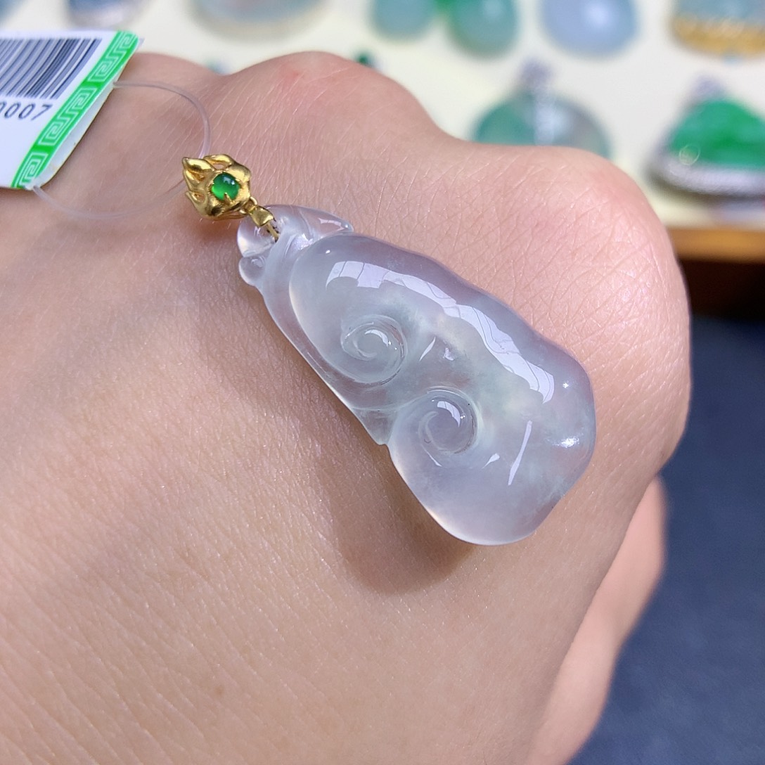 翡翠颈饰18K金镶嵌如意