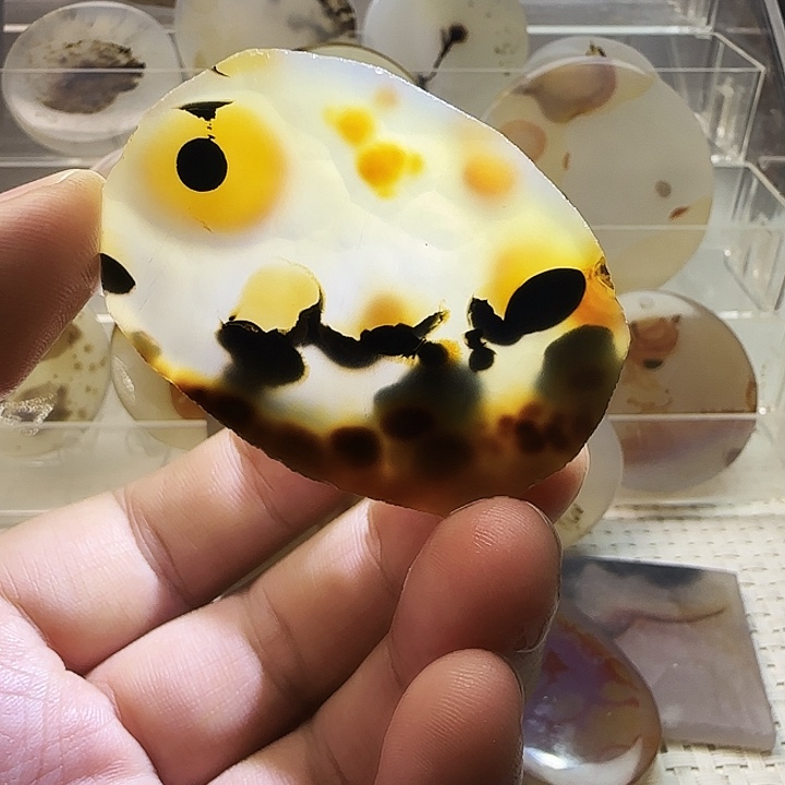 玛瑙/玉髓未镶嵌珠宝奇石