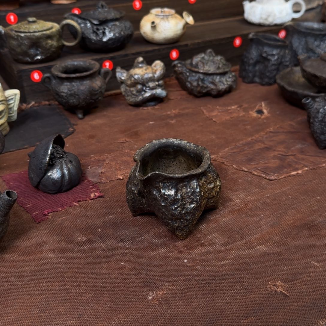 壶金色四足鼎立公道杯