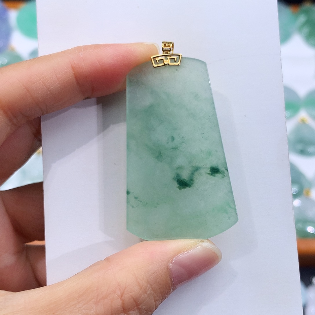 翡翠18K金镶嵌颈饰翡翠吊坠