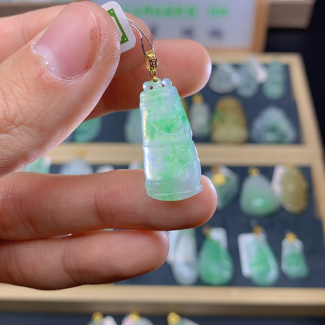 翡翠颈饰18K金镶嵌翡翠