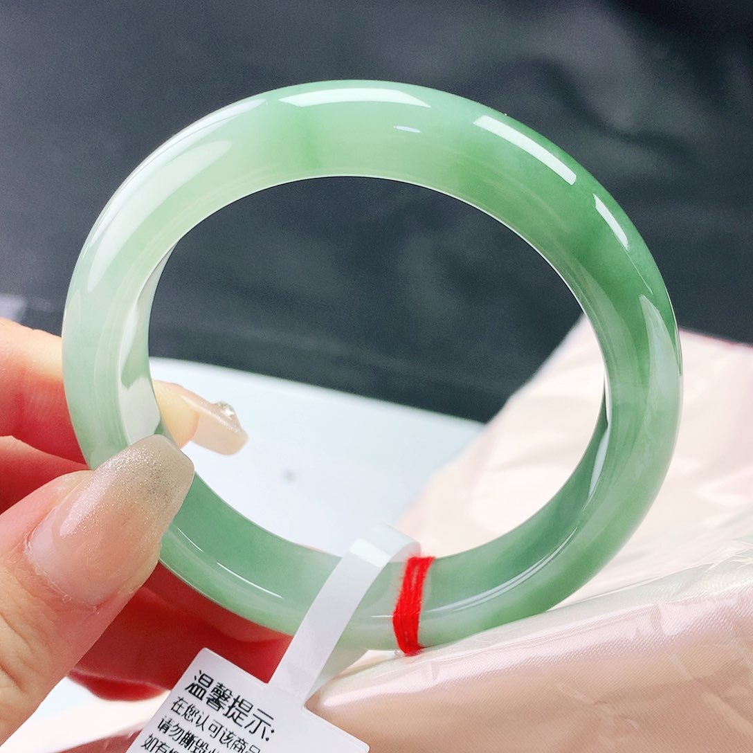翡翠手镯未镶嵌54圈