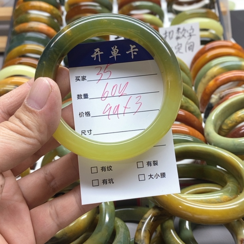 【闪购商品】蛇纹石玉未镶嵌手镯冒*泡