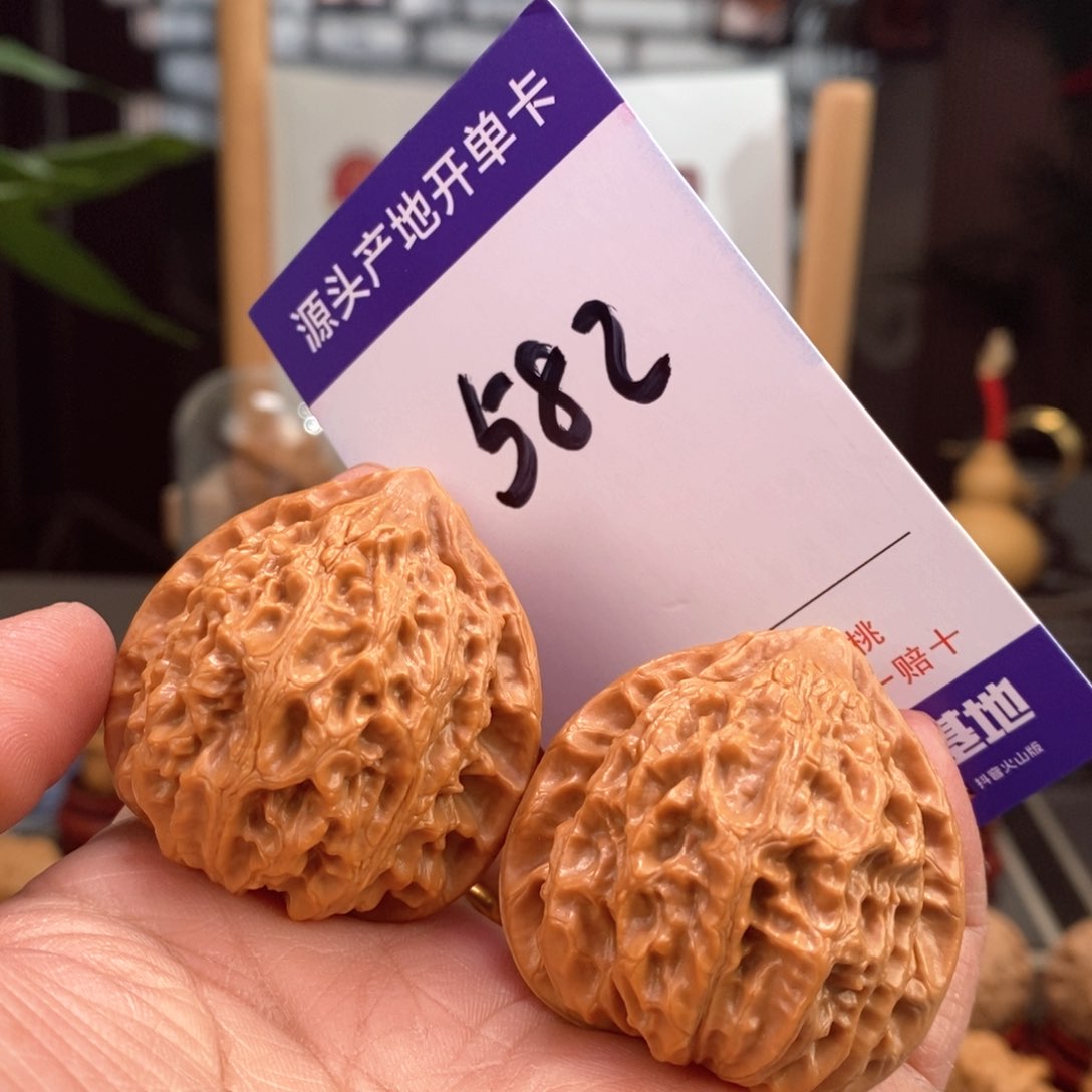 文玩核桃把件40.5金牛582号