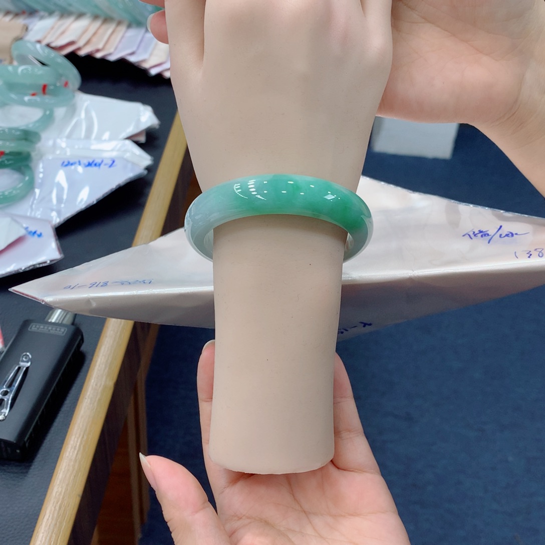 淡***藝翡翠未镶嵌手镯买断