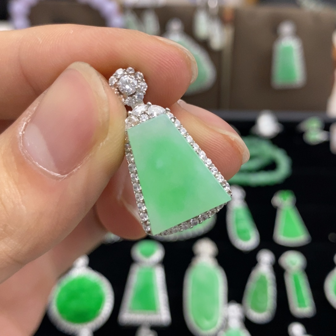 翡翠颈饰银S925镶嵌天然翡翠