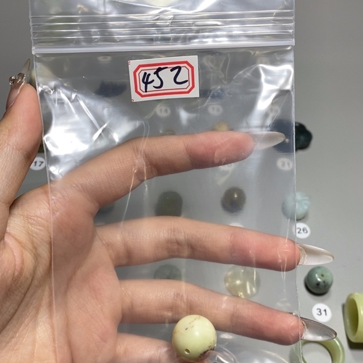 蛇纹石玉颈饰未镶嵌方**里