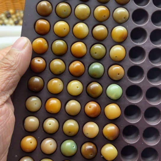 白玉菩提吊坠瑕疵12糖果桶珠50颗