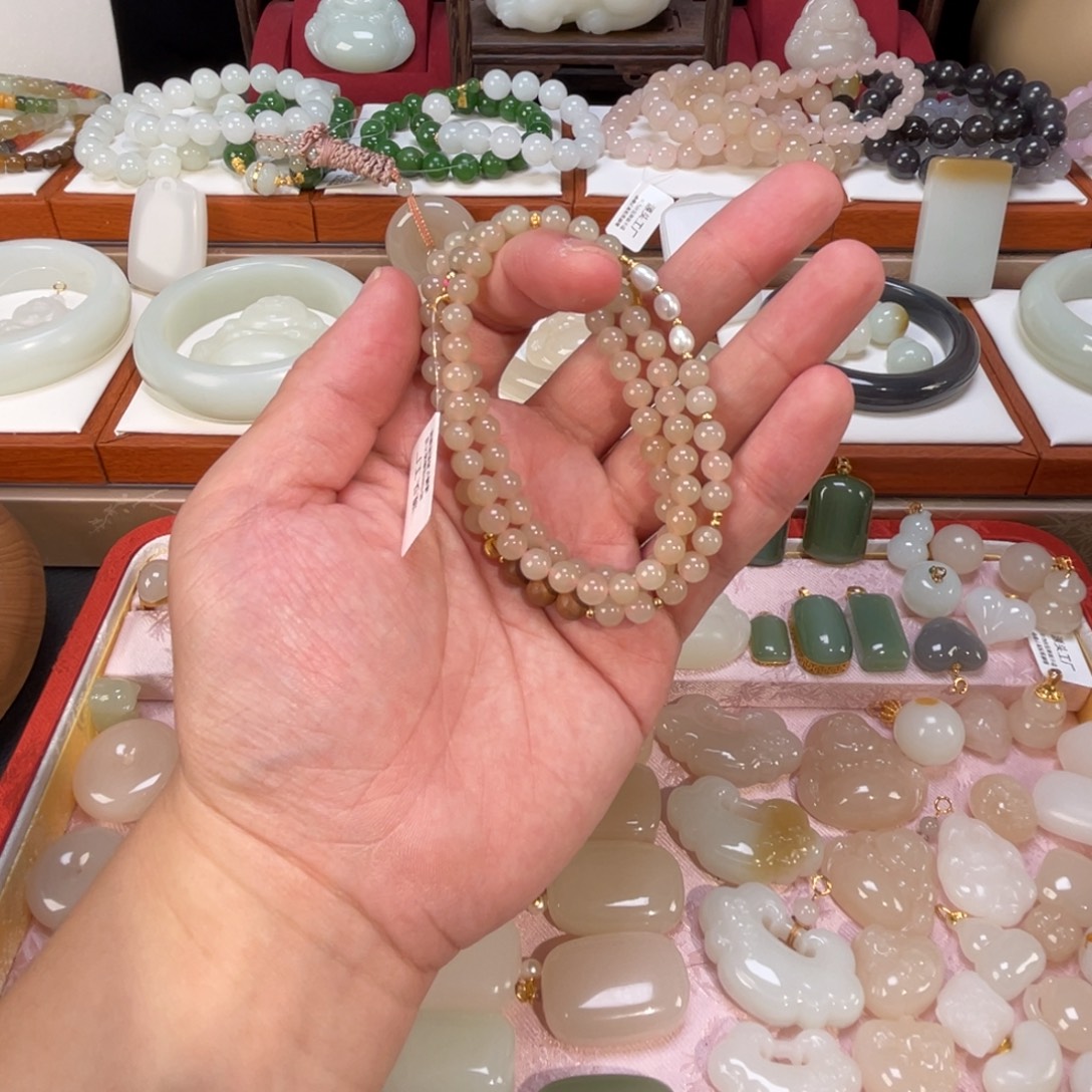 小****和田玉未镶嵌颈饰