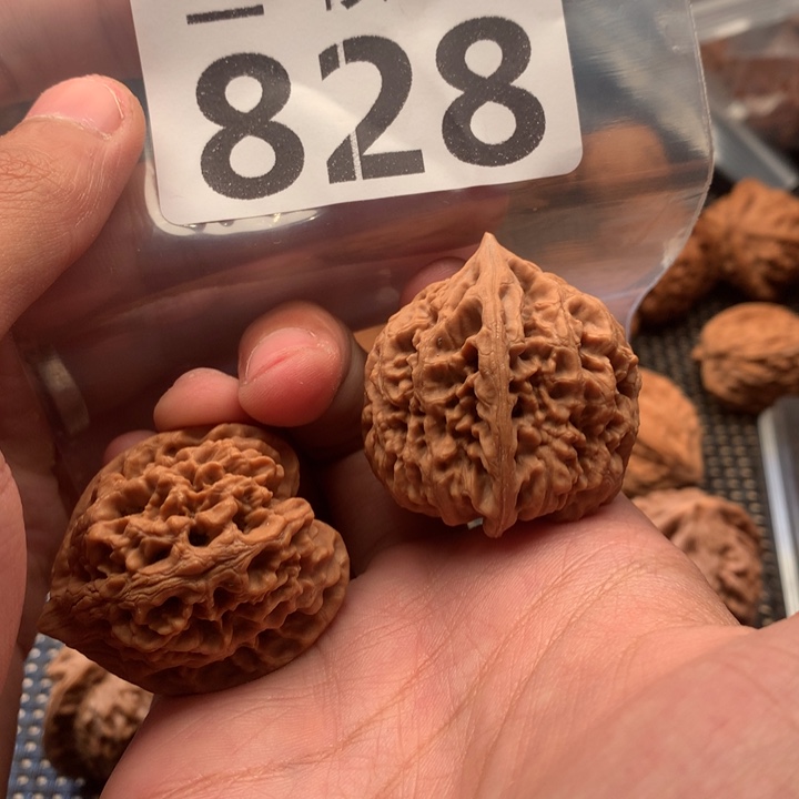 文玩核桃吊坠龙纹