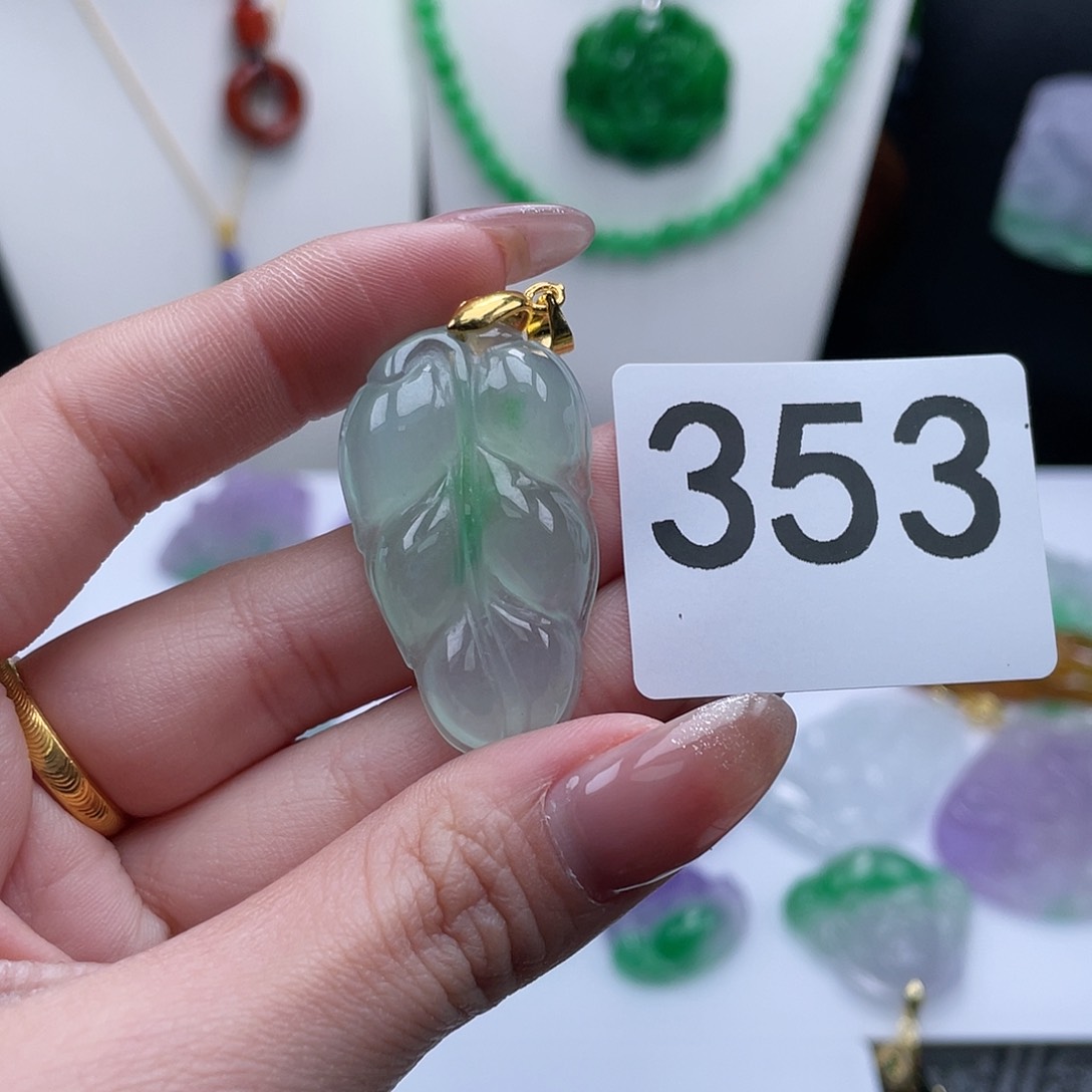 翡翠吊坠(赠链)未镶嵌