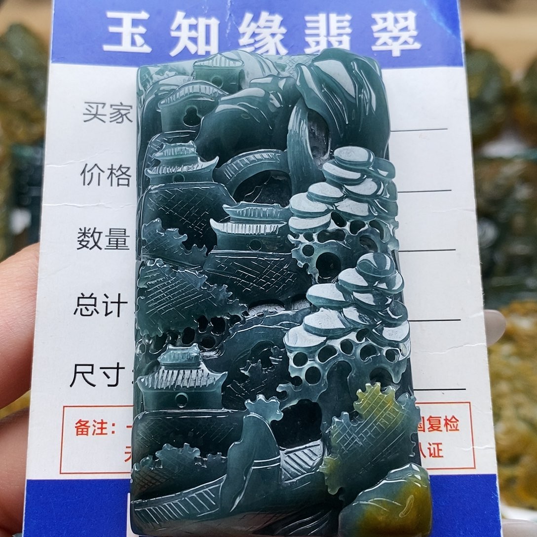 翡翠未镶嵌颈饰山水