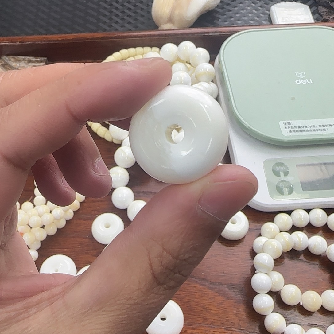 白玉菩提手串白色扣子