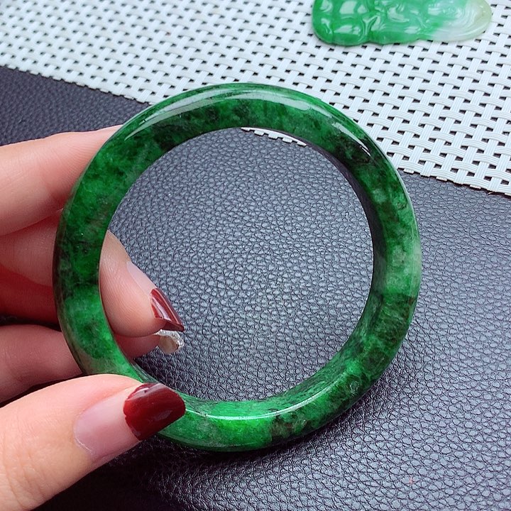 翡翠手镯未镶嵌翡翠