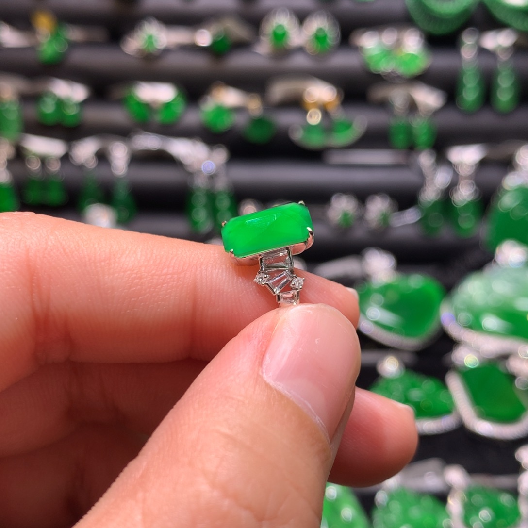 翡翠戒指18K金镶嵌天然翡翠