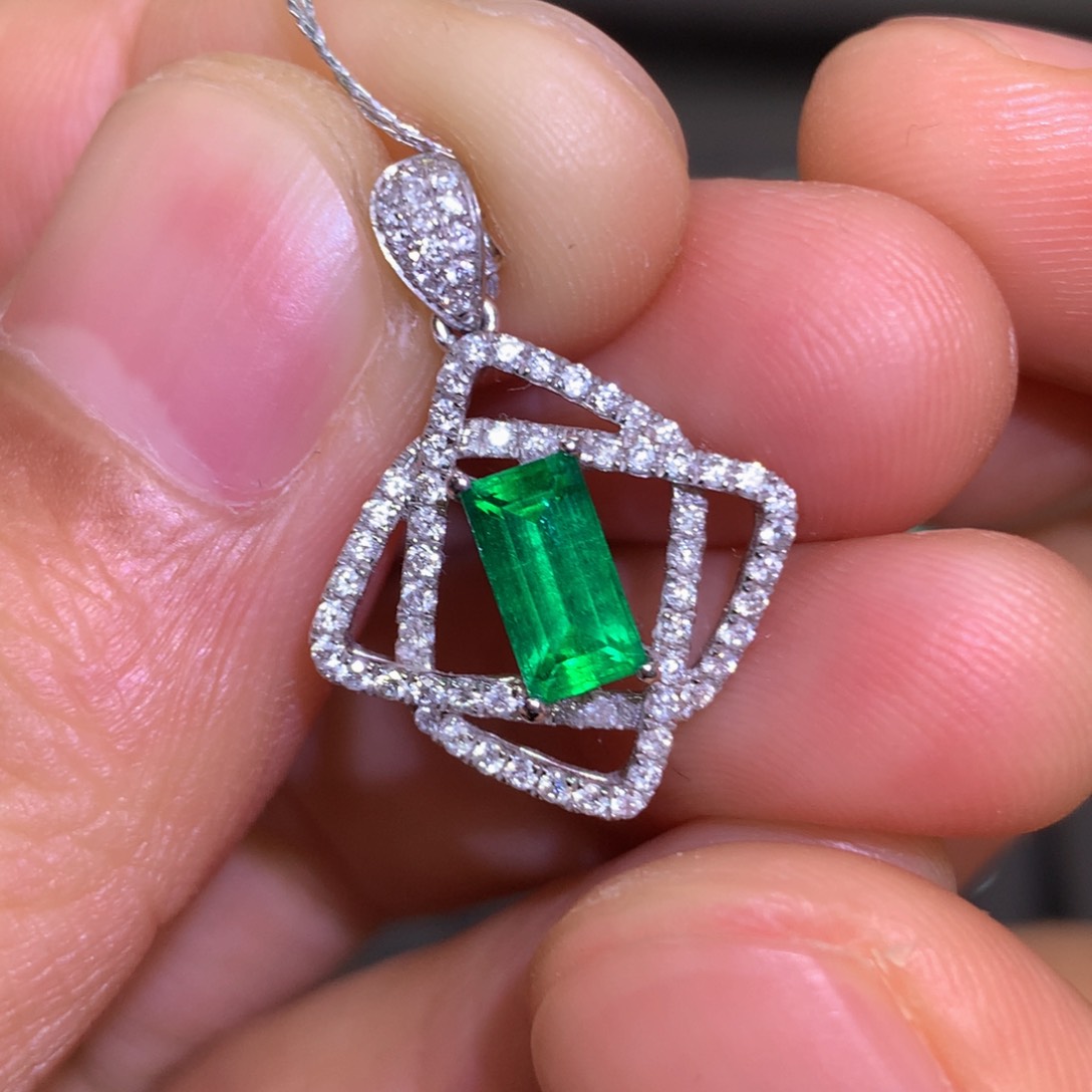 祖母绿颈饰18K金镶嵌