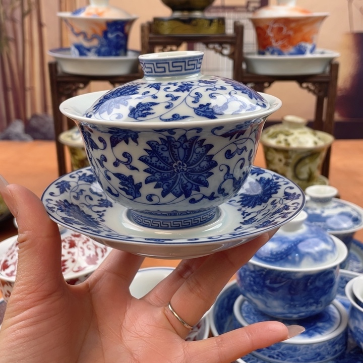 陶摆件青花缠枝莲元宝盖碗