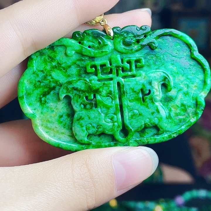 翡翠未镶嵌颈饰多样性