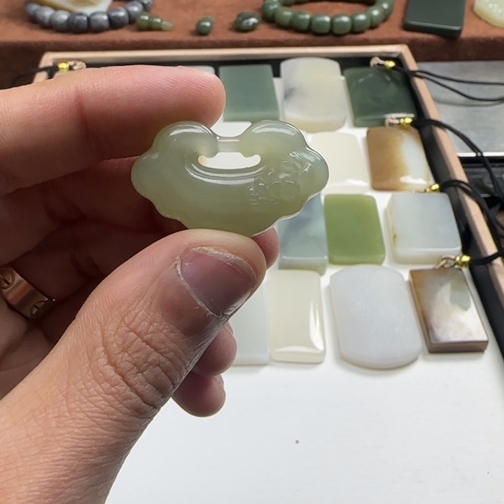 和田玉颈饰未镶嵌文**术