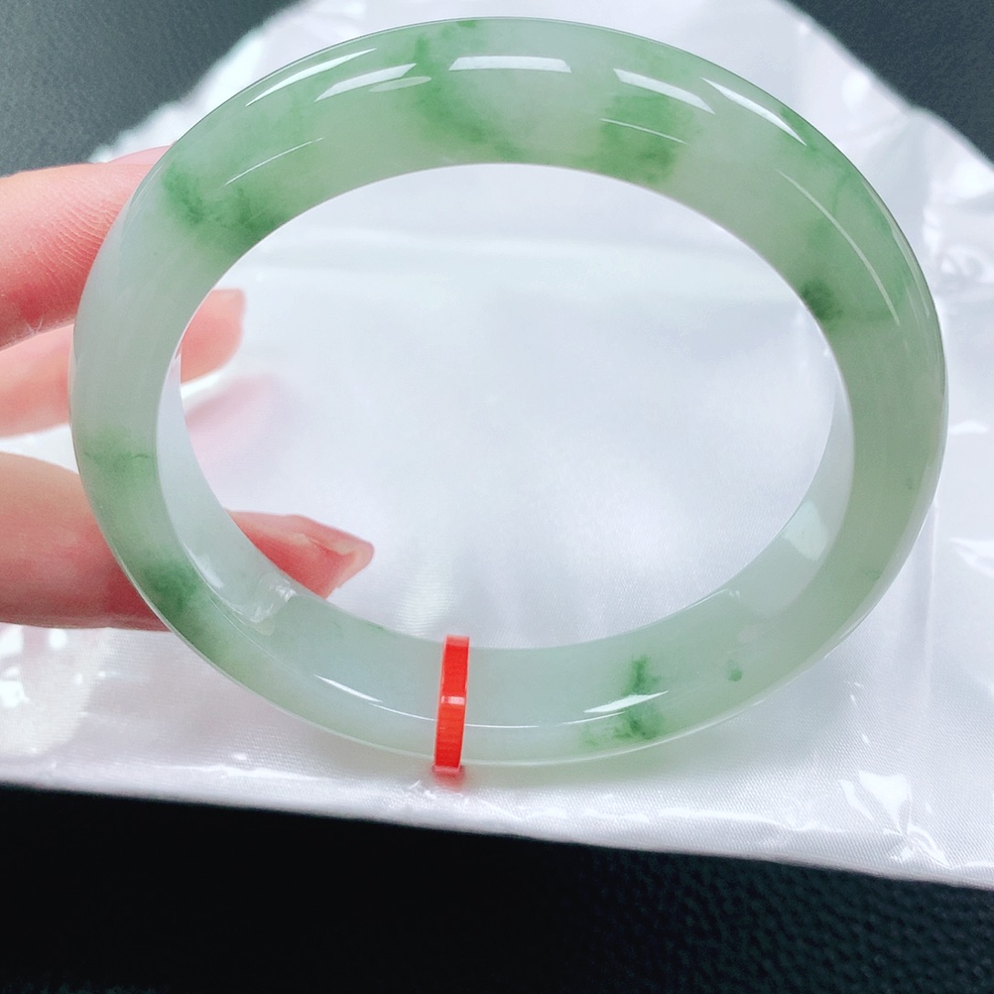 翡翠手镯未镶嵌56圈