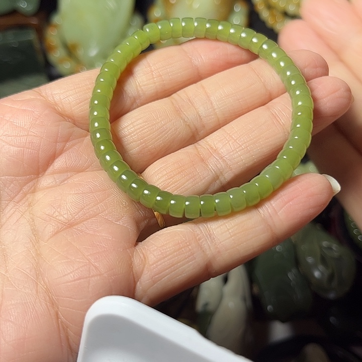 娟***姨和田玉未镶嵌手链