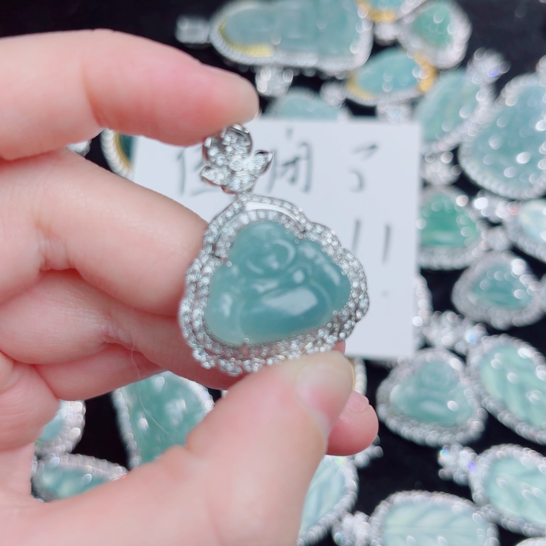 翡翠颈饰未镶嵌佛公