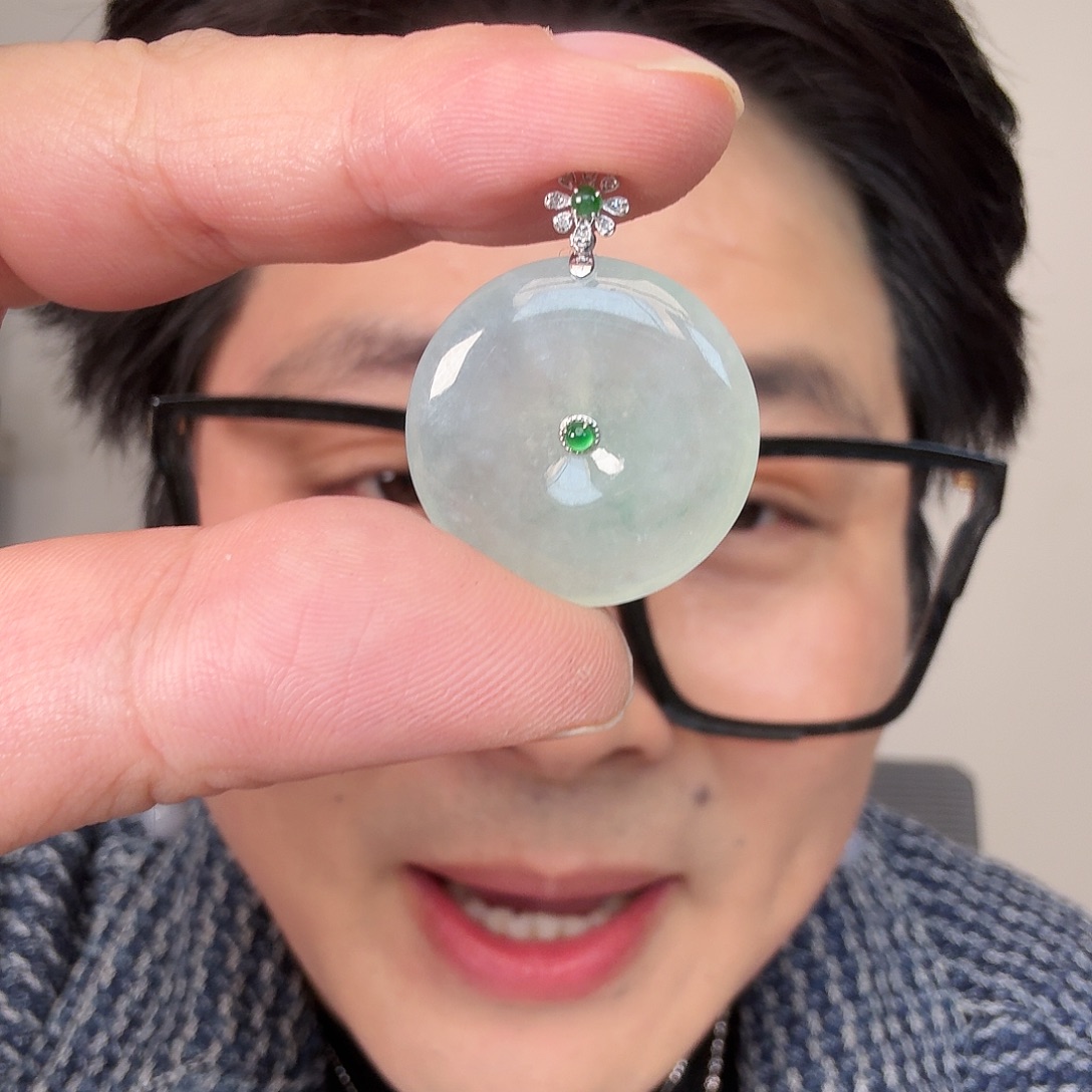 翡翠18K金镶嵌颈饰一件