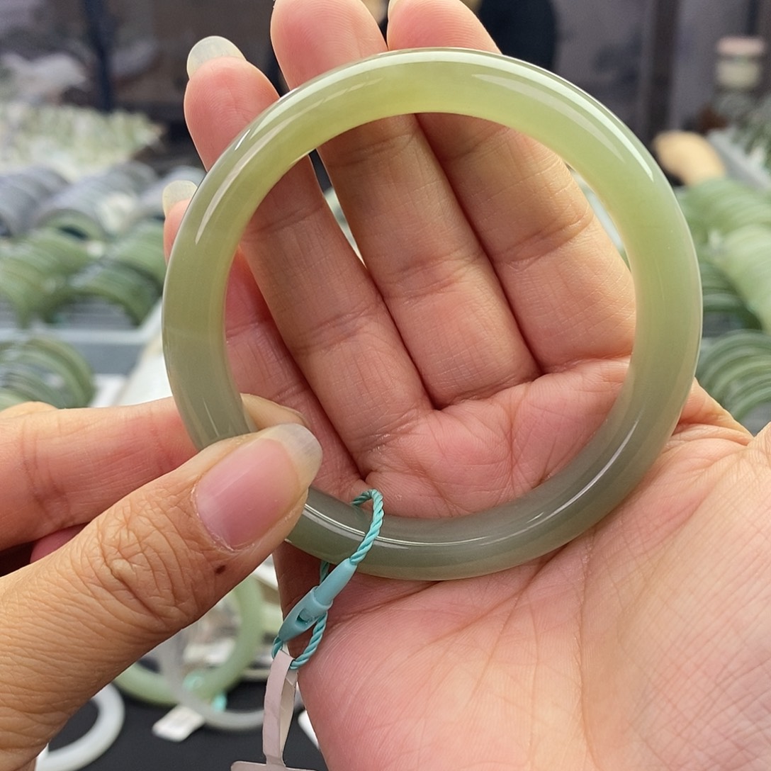 和田玉未镶嵌和田玉手镯57.58