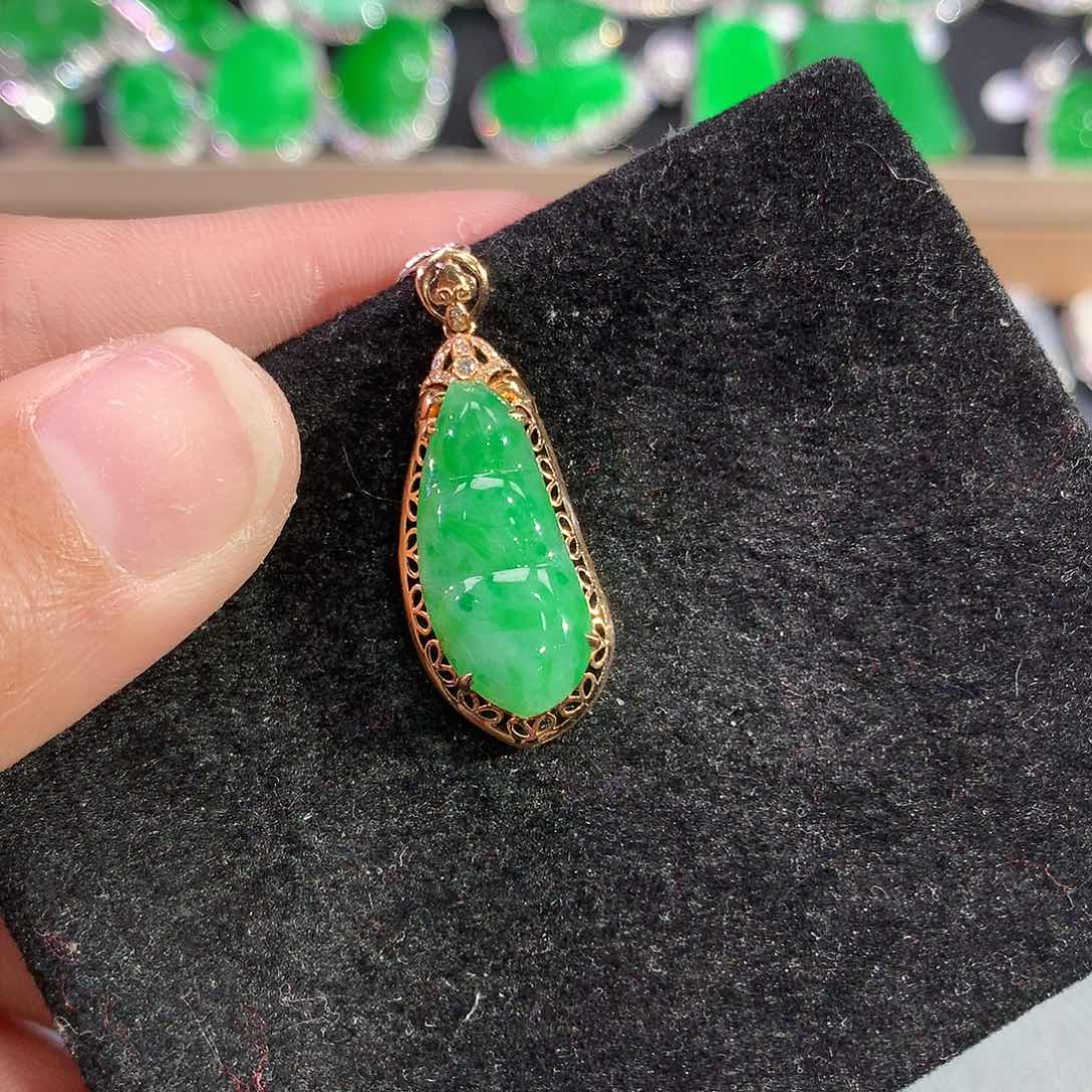 翡翠吊坠(赠链)18K金镶嵌