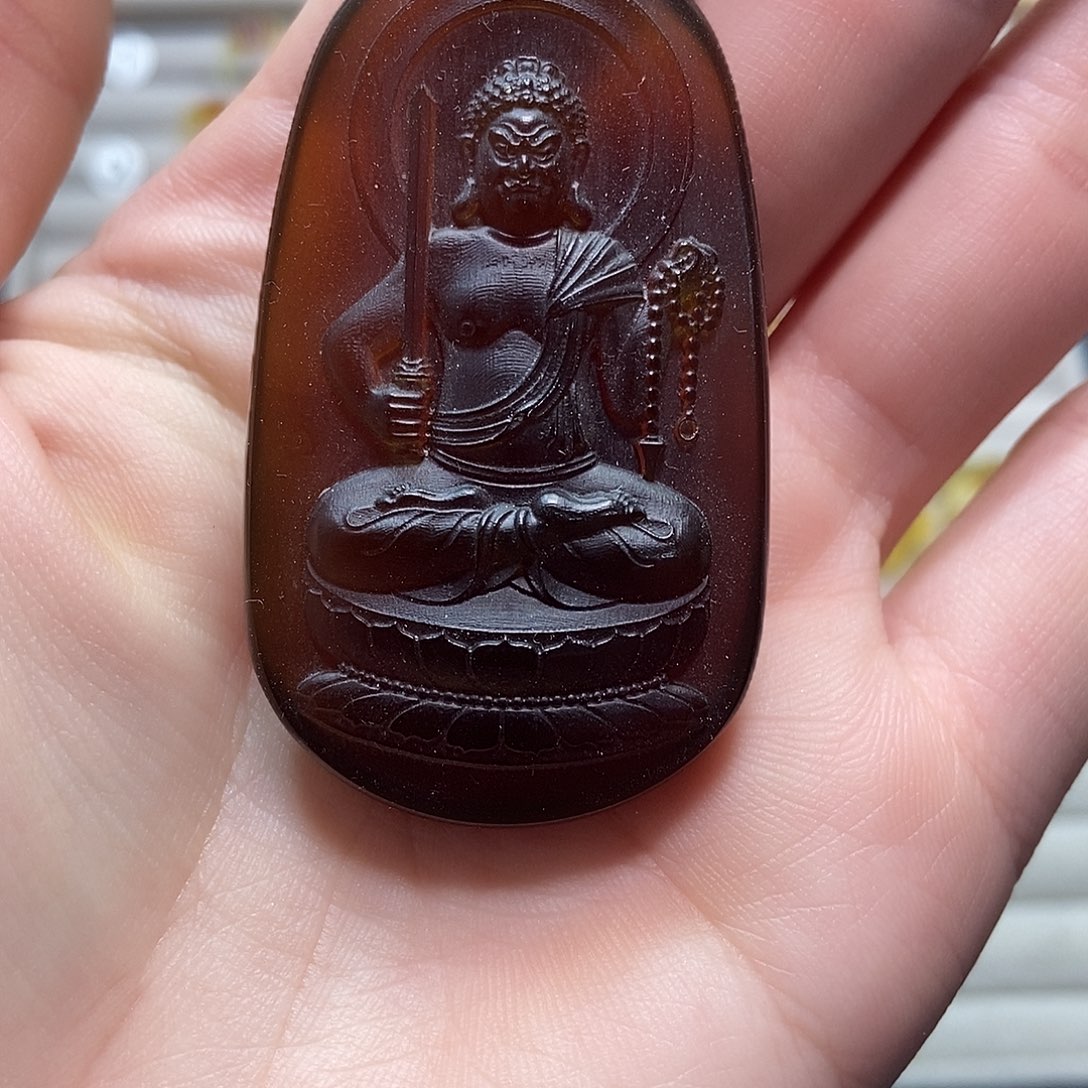 琥珀裸石未镶嵌，