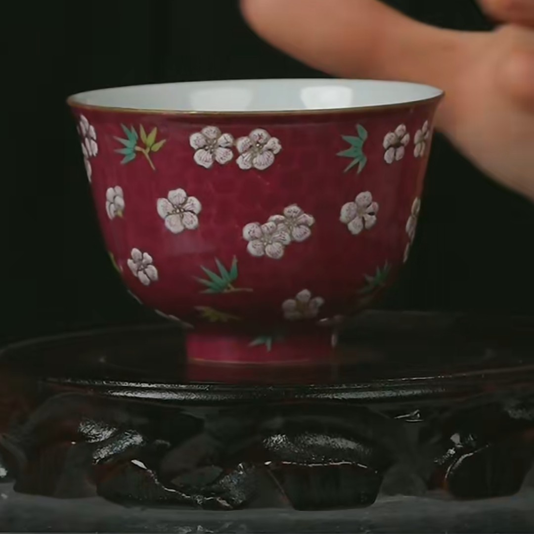 M胭脂红地粉彩梅花纹杯