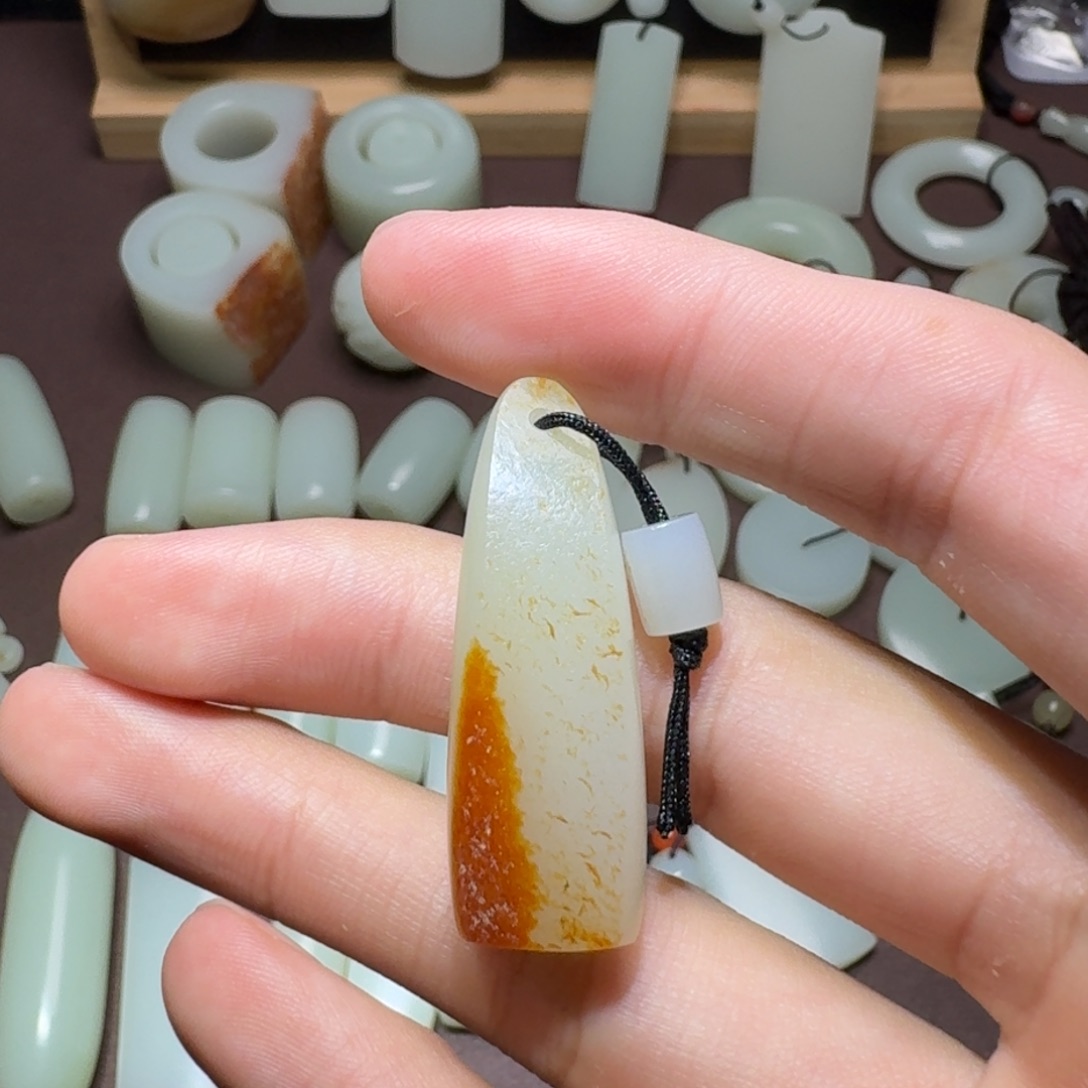 贪***当和田玉未镶嵌颈饰