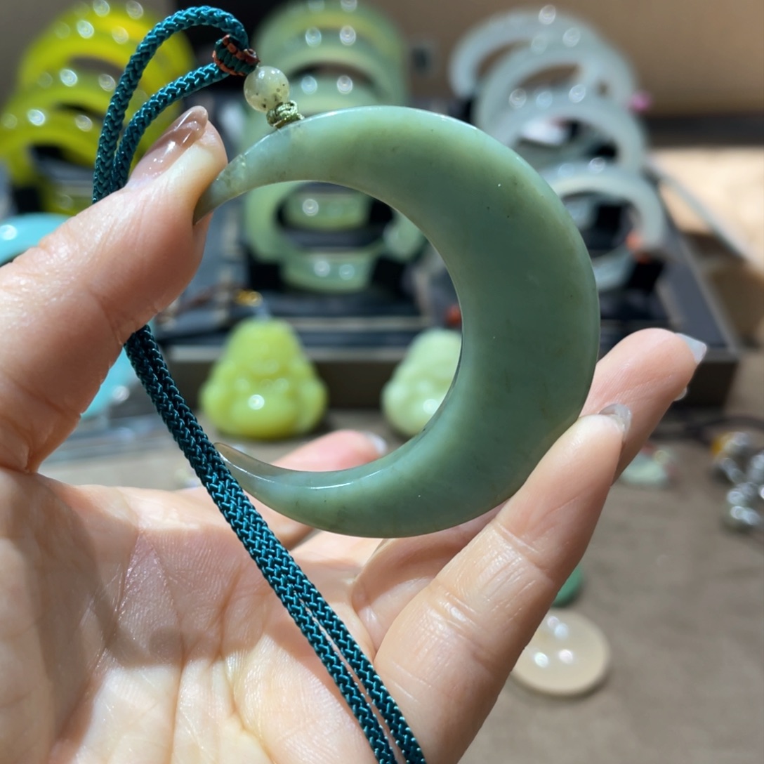 蛇纹石玉颈饰未镶嵌