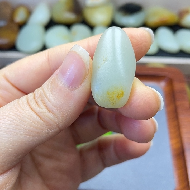 L***s和田玉未镶嵌颈饰