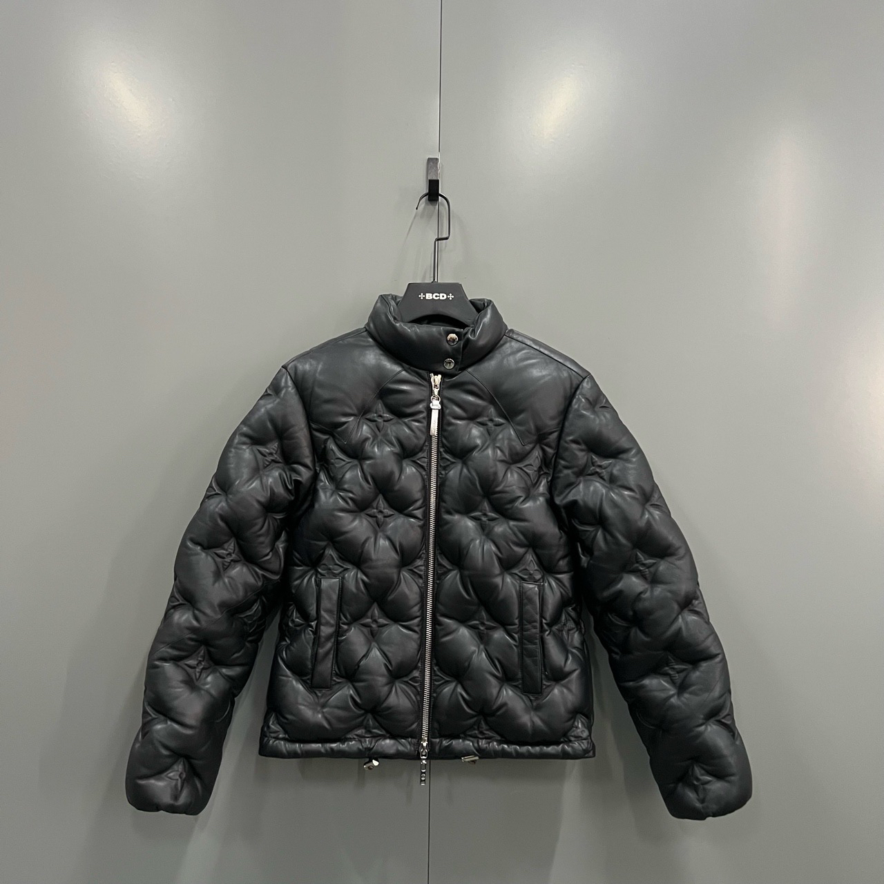 Louis Vuitton lv浮雕压纹logo皮衣 36码/95新/60000/无配件 jc60