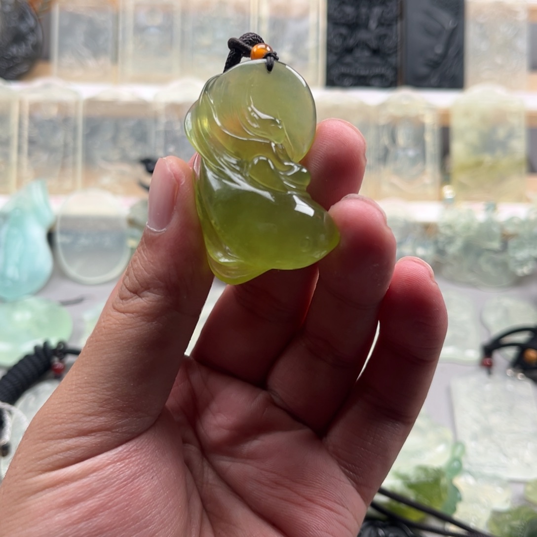 未镶嵌蛇纹石玉颈饰