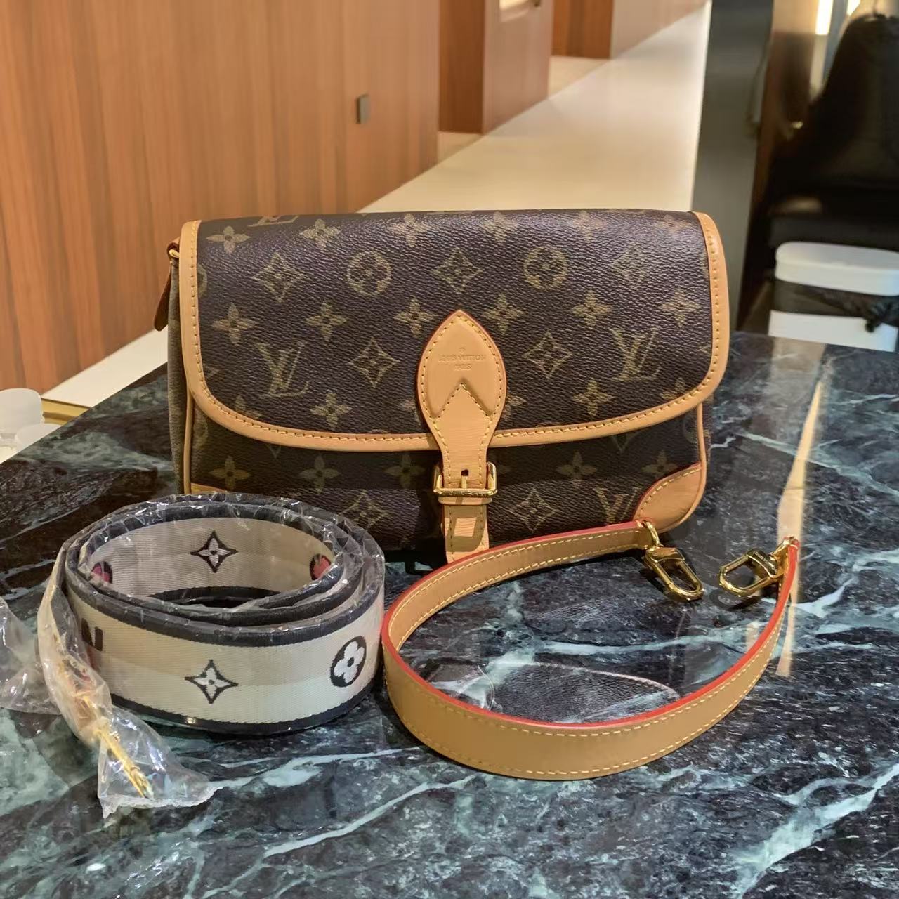 95新 LouisVuitton/路易威登 Lv老花法棍包 黑肩带