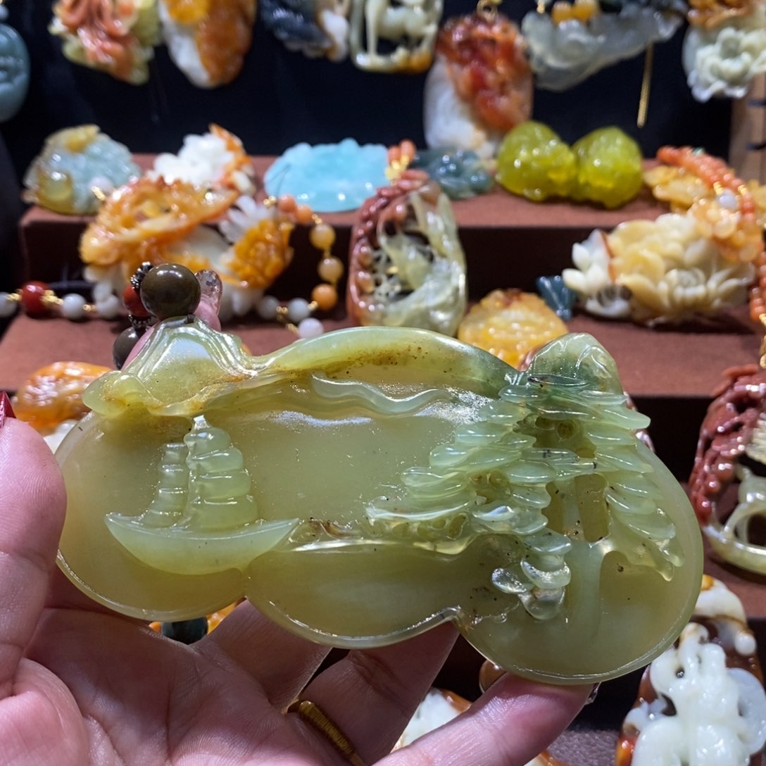 蛇纹石玉颈饰未镶嵌