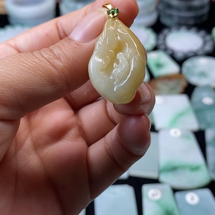 翡翠挂件未镶嵌翡翠的