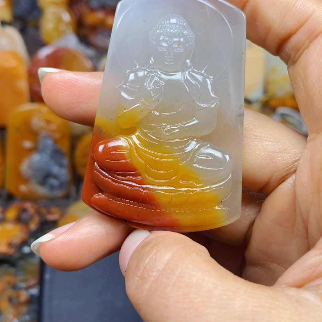 石英质玉（黄龙玉）颈饰未镶嵌