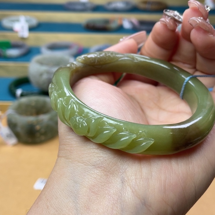 和田玉手镯62圈口。编号122未镶嵌