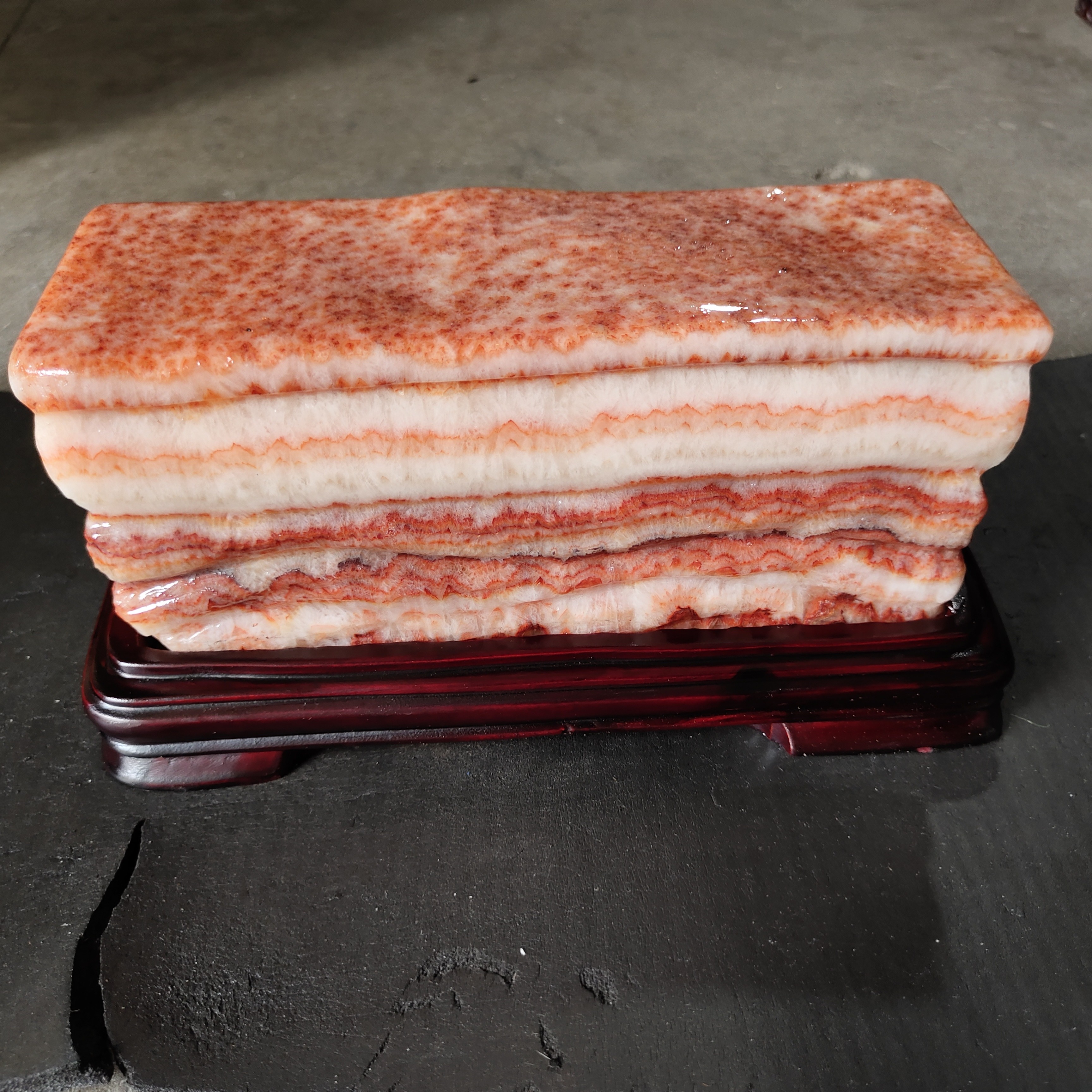 广西天然猪肉石家居摆件。石头长24.5*9*9含座长27高13cm13斤