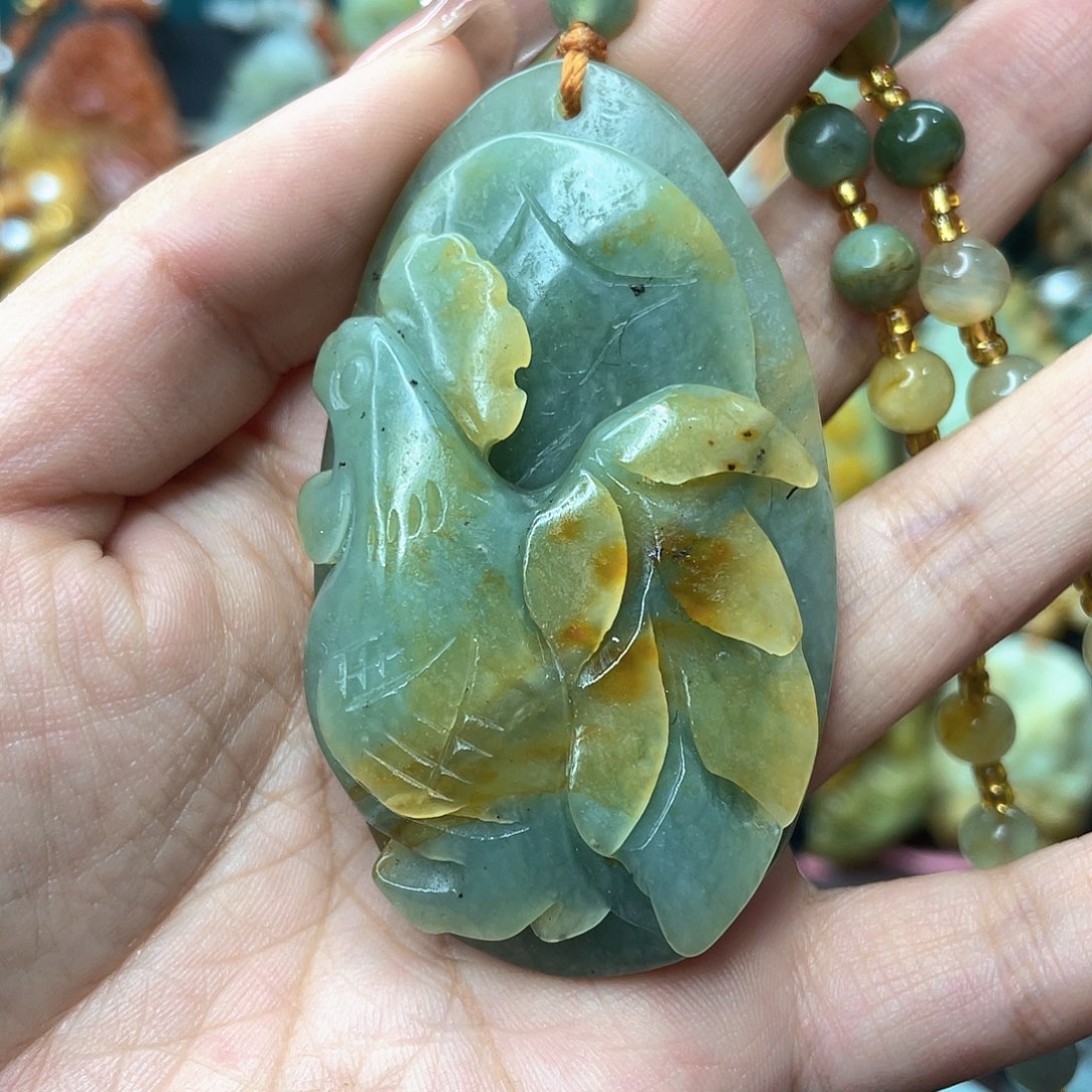 蛇纹石玉颈饰未镶嵌