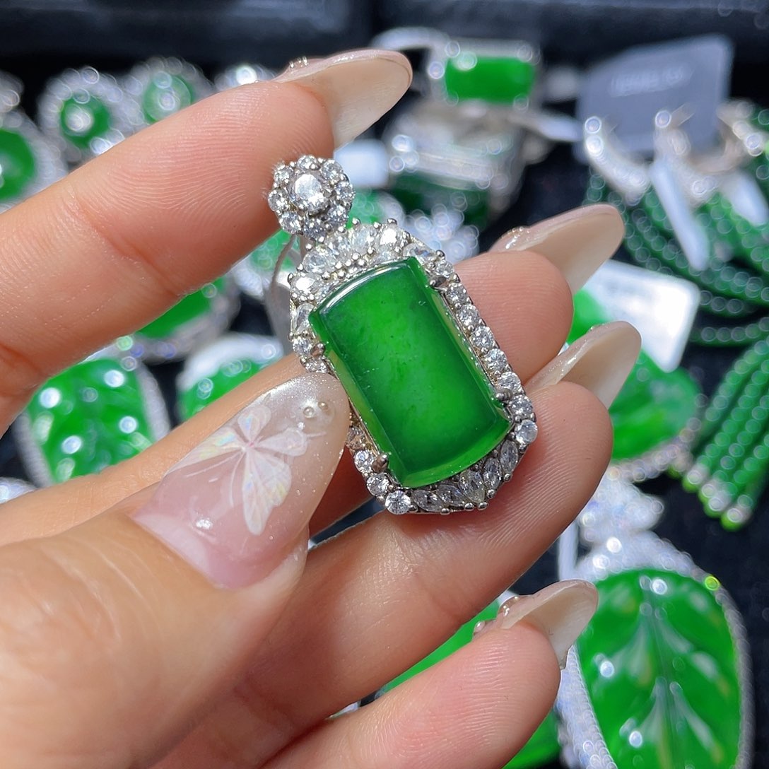 翡翠颈饰银S925镶嵌翡翠