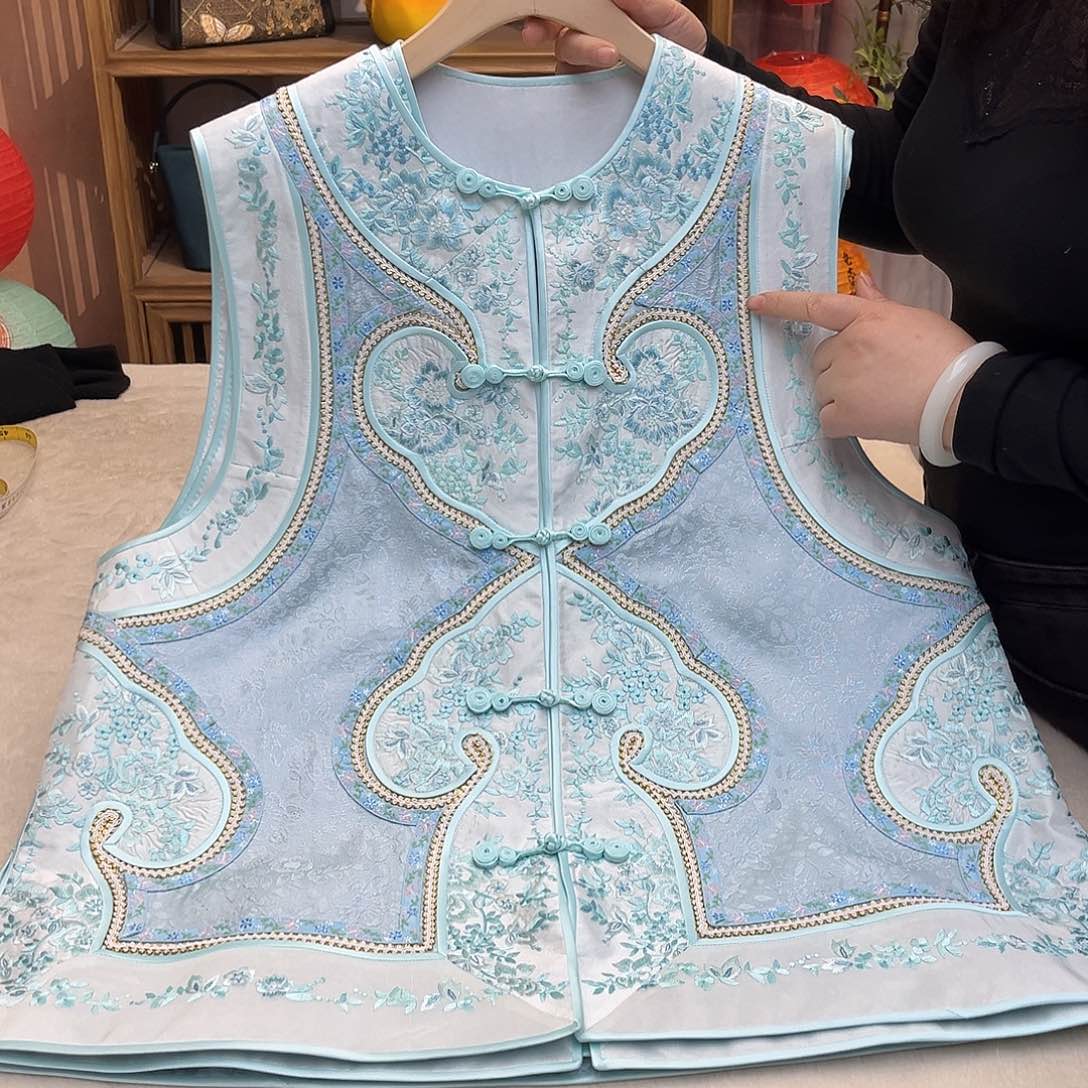 刺绣四季马甲成衣胸围108