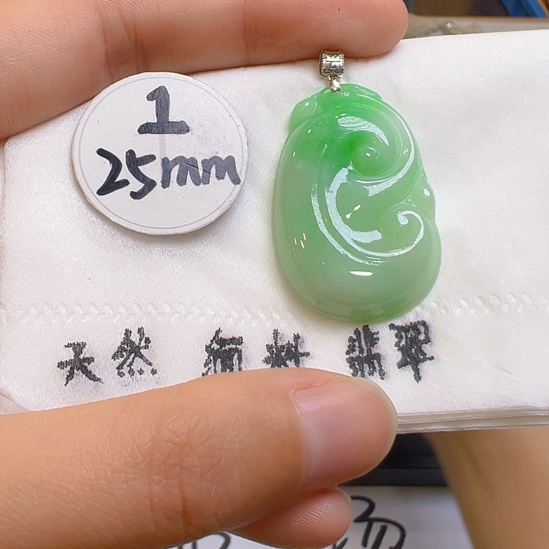 翡翠颈饰18K金镶嵌翡翠