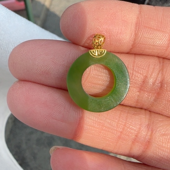 和田玉颈饰18K金镶嵌直切甜甜圈无黑点乌兰海苹果绿加扣2.2
