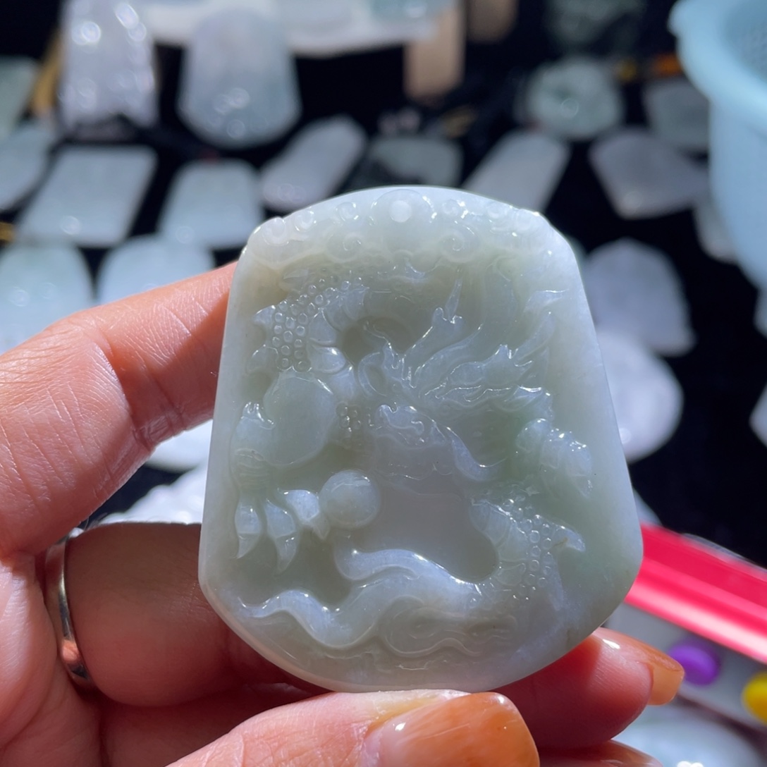 翡翠未镶嵌颈饰龙牌