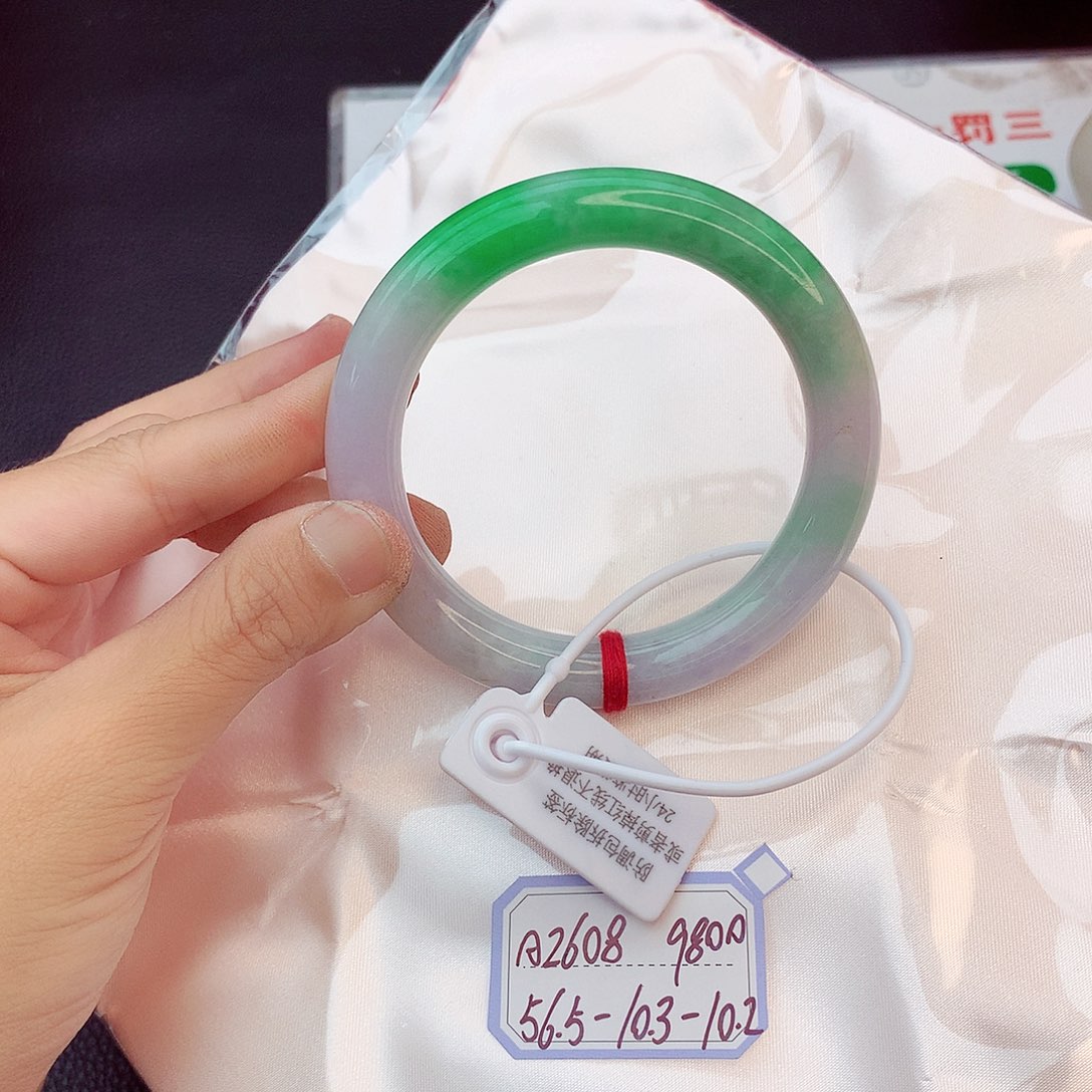 翡翠手镯未镶嵌翡翠