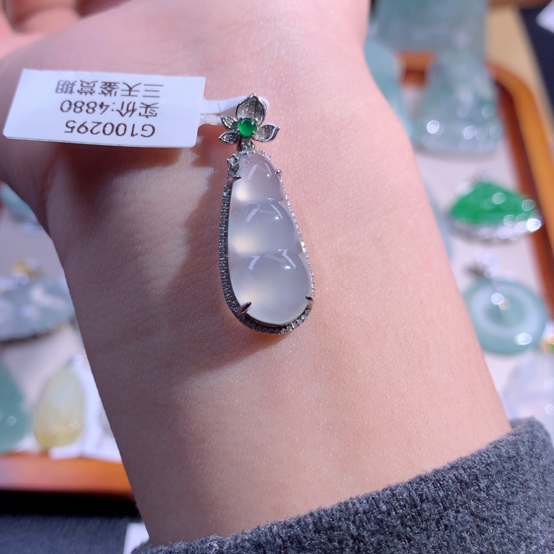 翡翠吊坠(不含链)18K金镶嵌福豆